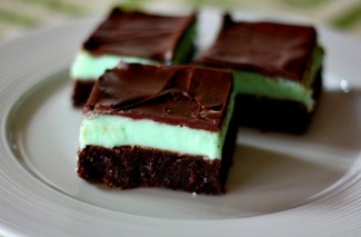 Creme De Menthe Brownies- A moist brownie, covered in a creme de menthe butter-cream frosting and topped with a thin layer of chocolate. #stpatricksday #irish #brownies #chocolate