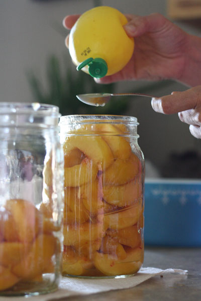 This is a great alternative to canning those peaches without all that sugar!!! ♥