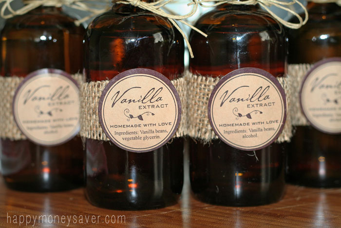 Making Homemade Vanilla Extract is so easy. Would make a wonderful homemade Christmas gift. #homemade