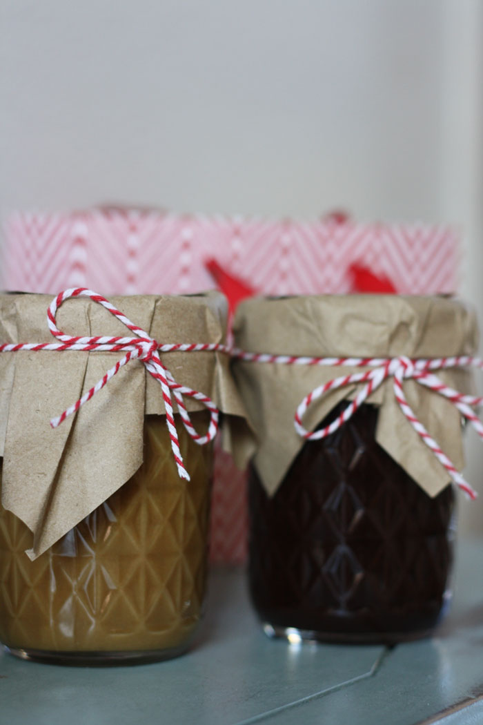 Delicious Caramel sauce and Chocolate sauce recipes + FREE printable tag and instructions on how to gift these! These would be prefect for holiday gifts.