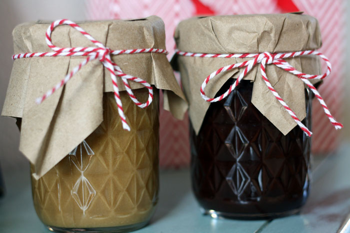 Delicious Caramel sauce and Chocolate sauce recipes + FREE printable tag and instructions on how to gift these! These would be prefect for holiday gifts.