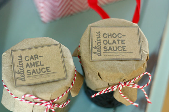 Delicious Caramel sauce and Chocolate sauce recipes + FREE printable tag and instructions on how to gift these! These would be prefect for holiday gifts.