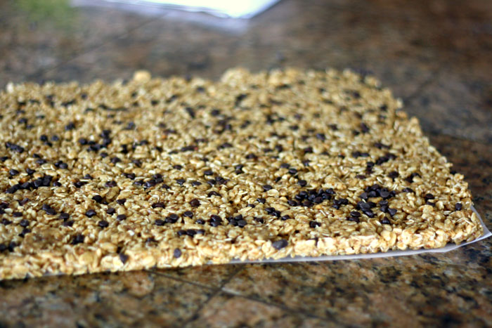 No bake homemade chewy granola bars that use real ingredients like honey, coconut oil, oats, ground flax seeds, and crunchy peanut butter! These taste amazing and can even be frozen to use later for school lunches!