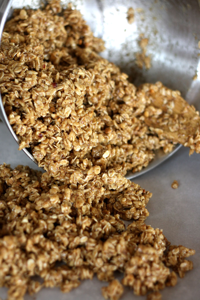 No bake homemade chewy granola bars that use real ingredients like honey, coconut oil, oats, ground flax seeds, and crunchy peanut butter! These taste amazing and can even be frozen to use later for school lunches!