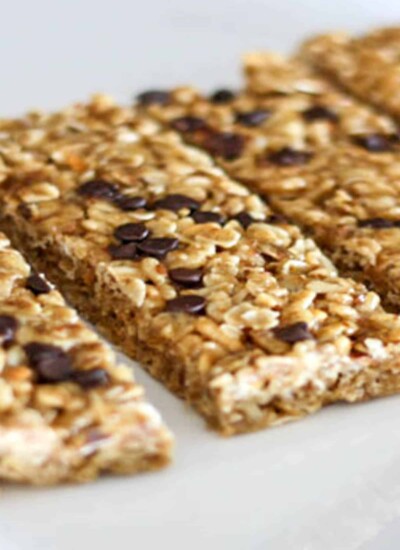 no bake homemade chewy granola bars that use real ingredients like honey, coconut oil, oats, ground flax seeds, and crunchy peanut butter! kid friendly and bars can even be frozen to use later for school lunches!