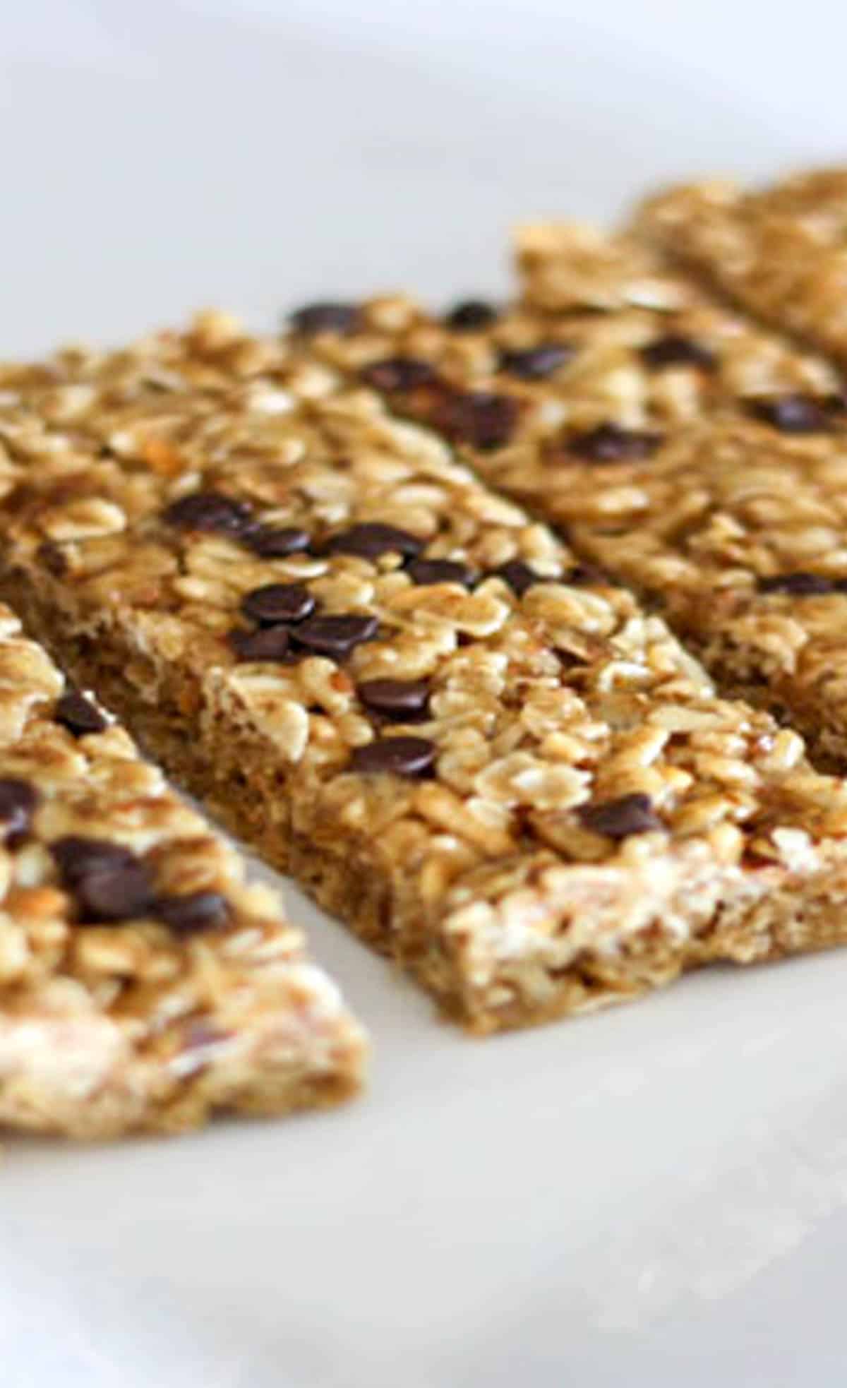 no bake homemade chewy granola bars that use real ingredients like honey, coconut oil, oats, ground flax seeds, and crunchy peanut butter! kid friendly and bars can even be frozen to use later for school lunches!