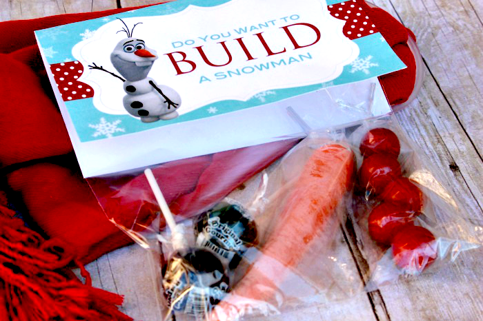 Do you want to build a snowman? Here's a fun and easy snowman building kit with FREE printable! #happythoughts #winter #neighborgifts