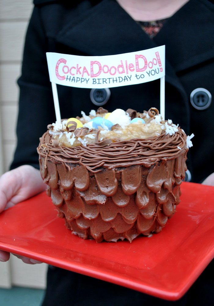 This fun Cockadoodledoo birthday banner is perfect for those rooster and hen lovers. Make this easy cake and cheer up their special day! #happythoughts #cockadoodledoo #happybirthdaytoyou