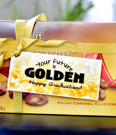 Wrap up some money in a clever way using this GOLDEN Graduation Gift #happythoughts #happygraduation