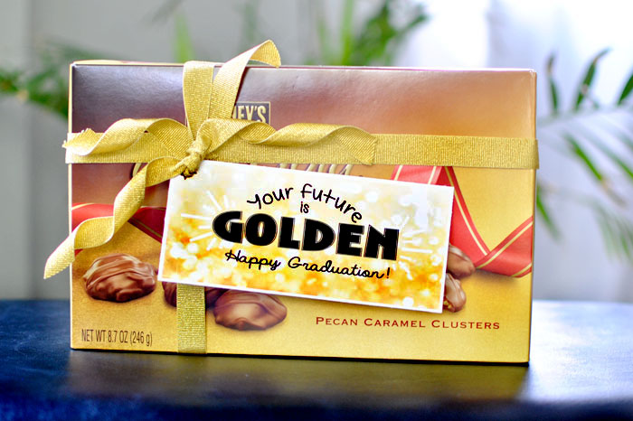 Wrap up some money in a clever way using this GOLDEN Graduation Gift #happythoughts #happygraduation