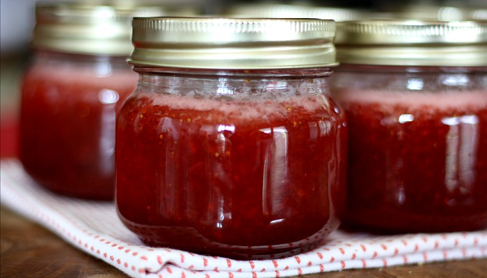 This old fashioned strawberry jam recipe has no pectin and tastes like fresh strawberries. #vintage #recipes #strawberryjam