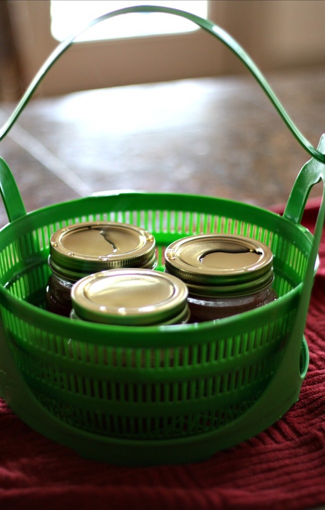 Cette recette de confiture de fraises à l'ancienne ne contient pas de pectine et a le goût des fraises fraîches. #vintage #recipes #strawberryjam