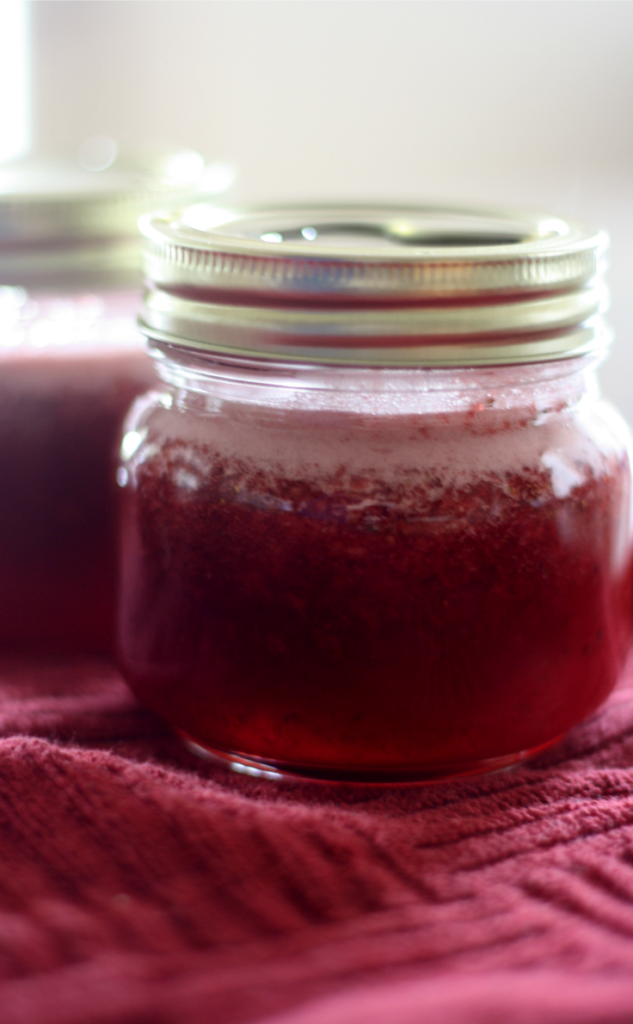 This old fashioned strawberry jam recipe has no pectin and tastes like fresh strawberries. #vintage #recipes #strawberryjam