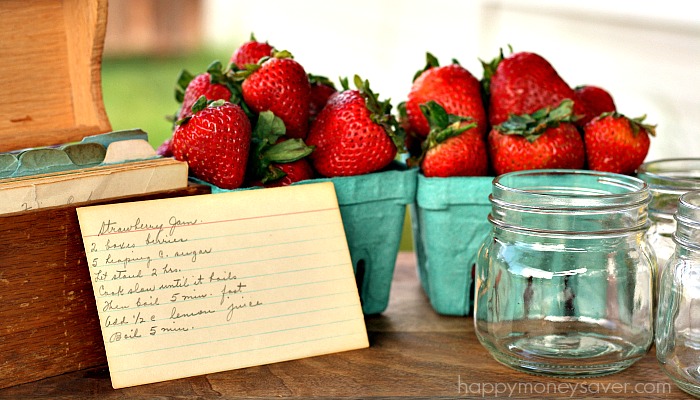 This old fashioned strawberry jam recipe has no pectin and tastes like fresh strawberries. #vintage #recipes #strawberryjam