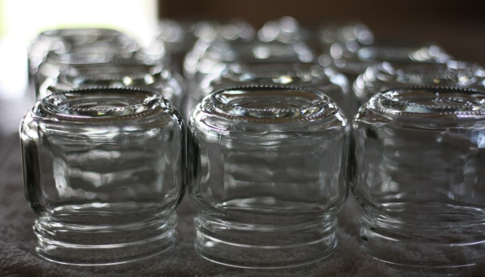 Ten staromodny przepis na dżem truskawkowy nie zawiera pektyny i smakuje jak świeże truskawki. #vintage #recipes #strawberryjam