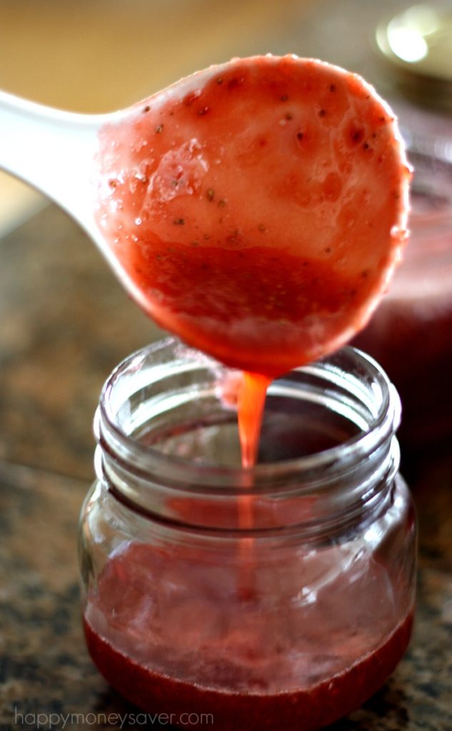 This old fashioned strawberry jam recipe has no pectin and tastes like fresh strawberries. #vintage #recipes #strawberryjam