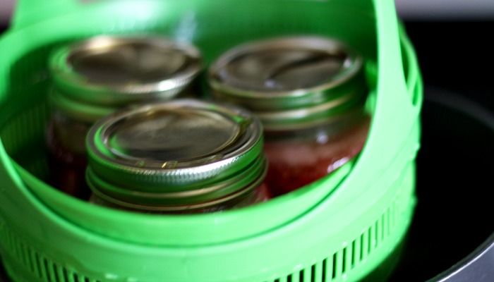 This old fashioned strawberry jam recipe has no pectin and tastes like fresh strawberries. #vintage #recipes #strawberryjam