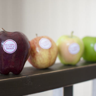 Use any kind of apple for this apple teacher gift idea. Brighten your teacher's day! #happythoughts #theclassic