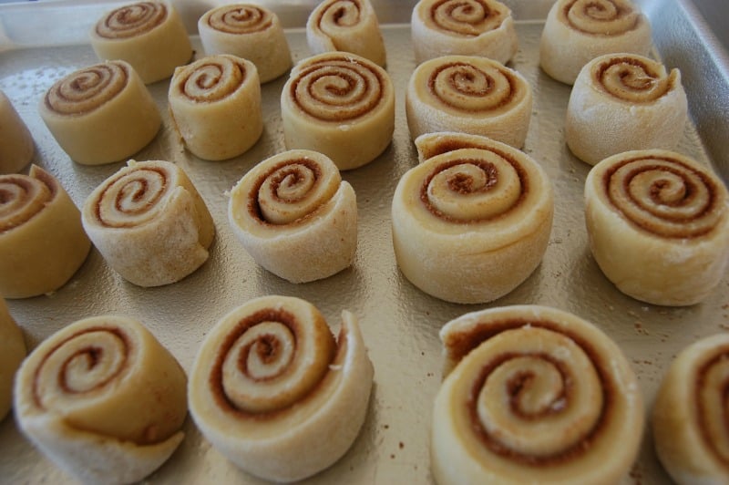  This easy cinnamon roll recipe is delicious. I'm going to make them the week before and freeze so they are ready to pop in the oven on Mother's Day! | happymoneysaver.com