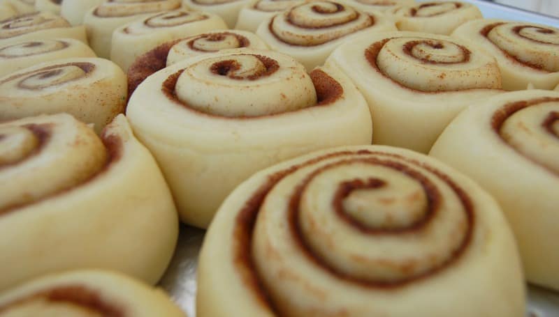  This easy cinnamon roll recipe is delicious. I'm going to make them the week before and freeze so they are ready to pop in the oven on Mother's Day! | happymoneysaver.com