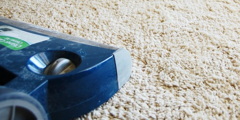 Want that new carpet feel but short on time? This homemade carpet powder recipe is a quick way to freshen your house using two all natural ingredients! Get the recipe at happymoneysaver.com