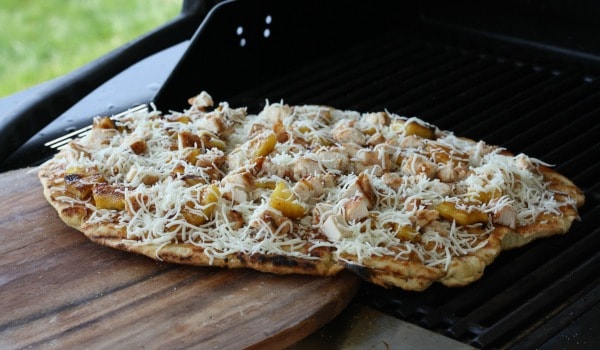 Did you know you could cook pizza right on your grill? This perfect grilled pizza is so easy to make and tastes amazing! -happymoneysaver.com