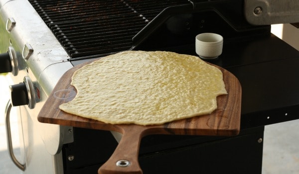Did you know you could cook pizza right on your grill? This perfect grilled pizza is so easy to make and tastes amazing! -happymoneysaver.com