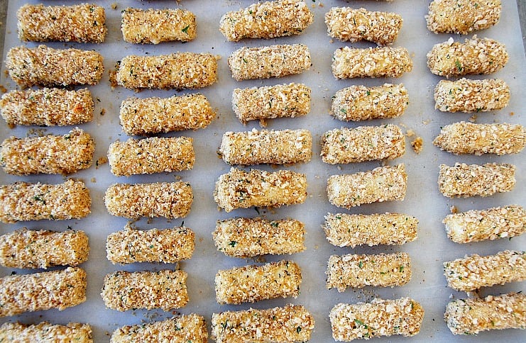 Learn how to make mozzarella sticks the healthy and easy way! These are crispy and gooey and soooooo yummy! I usually am a big fan of Happymoneysaver.com for their thrifty DIY's, but they really nailed it on this recipe!