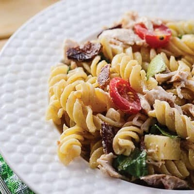 California Club Pasta Salad - California Club Pasta Salad - a simple pasta salad recipe and new take on a classic sandwich! | happymoneysaver.com