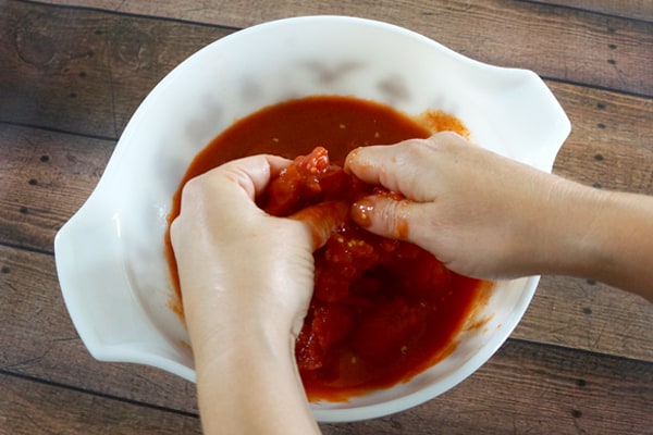 You've got to try this Simple Pizza Sauce Recipe...you will never want to go back to store bought again! Healthy, delicious, frugal and so easy to make! | happymoneysaver.com