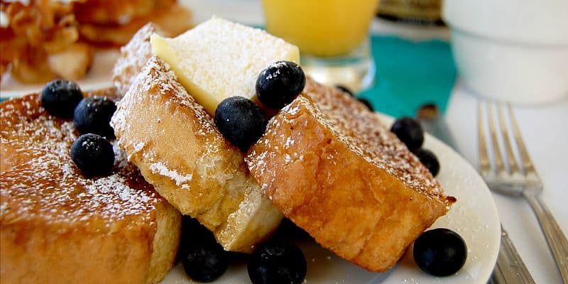 I love that I can make a big batch of this french toast and keep it in the freezer. It is a life saver on busy mornings, i just pull a few out and pop them in the toaster! | Happymoneysaver.com