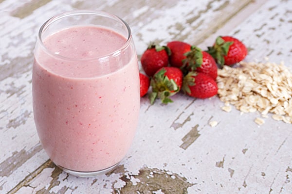 This delicious strawberry oatmeal smoothie is just what you need to get your day started off right! Your body will thank you for it! | happymoneysaver.com