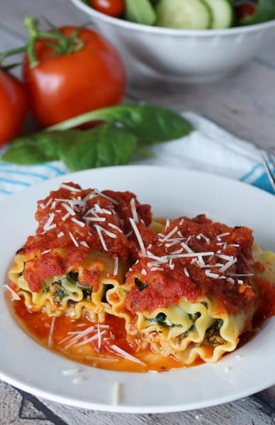 These freezer friendly pesto spinach lasagna roll ups are quick and easy to make ahead of time! Stock up so you'll be ready for those busy week nights! | happymoneysaver.com