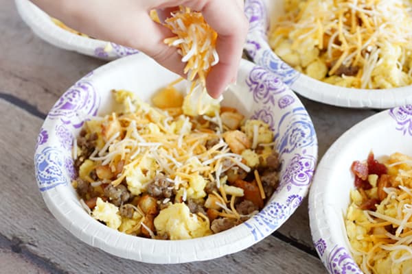 Busy mornings? You've got to try this easy breakfast bowl recipe that goes from the freezer to the table in under 2 minutes! | happymoneysaver.com