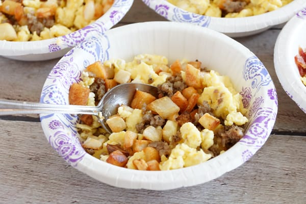 Busy mornings? You've got to try this easy breakfast bowl recipe that goes from the freezer to the table in under 2 minutes! | happymoneysaver.com