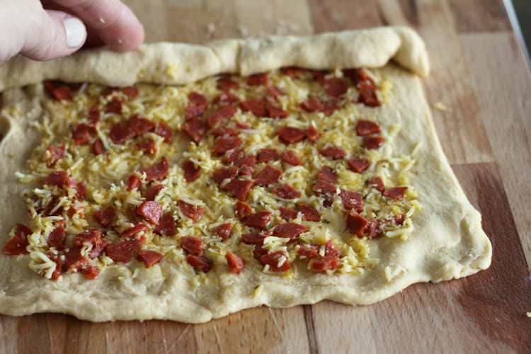 Making Pizza Pinwheel bites are so easy! And Delish too.