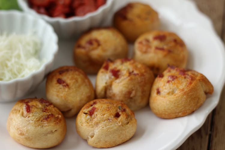 The BEST Pizza Pinwheel Bites recipe ever. Perfect in every way. The pinwheel shape is perfect for potlucks, parties and more. Mmmmmmm.