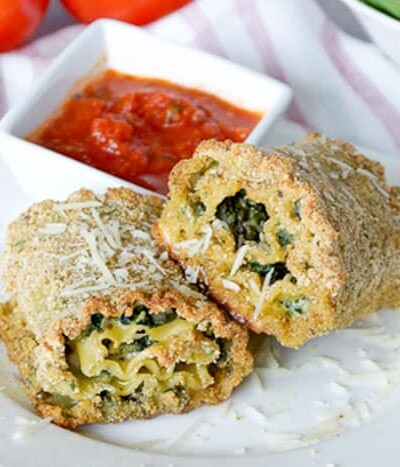 These freezer friendly pesto spinach lasagna roll ups are quick and easy to make ahead of time! Stock up so you'll be ready for those busy week nights! | happymoneysaver.com