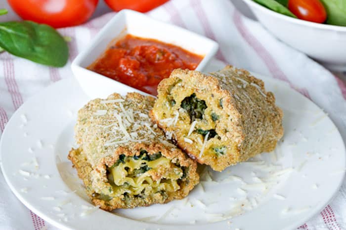 These freezer friendly pesto spinach lasagna roll ups are quick and easy to make ahead of time! Stock up so you'll be ready for those busy week nights! | happymoneysaver.com