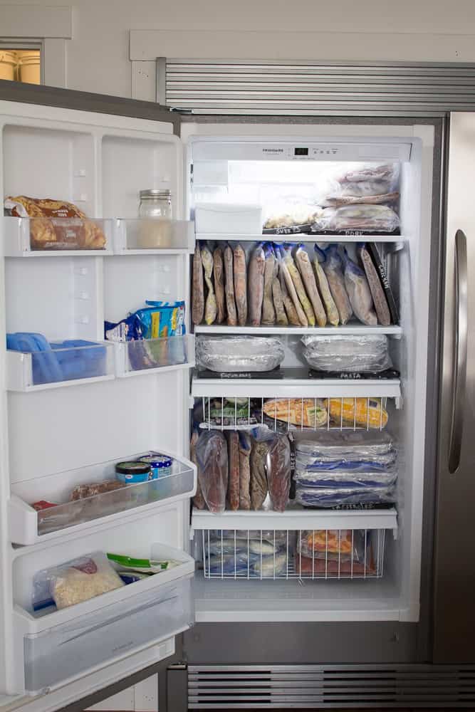 10 GENIUS ways to organize your freezer meals! There are some amazing tips here!