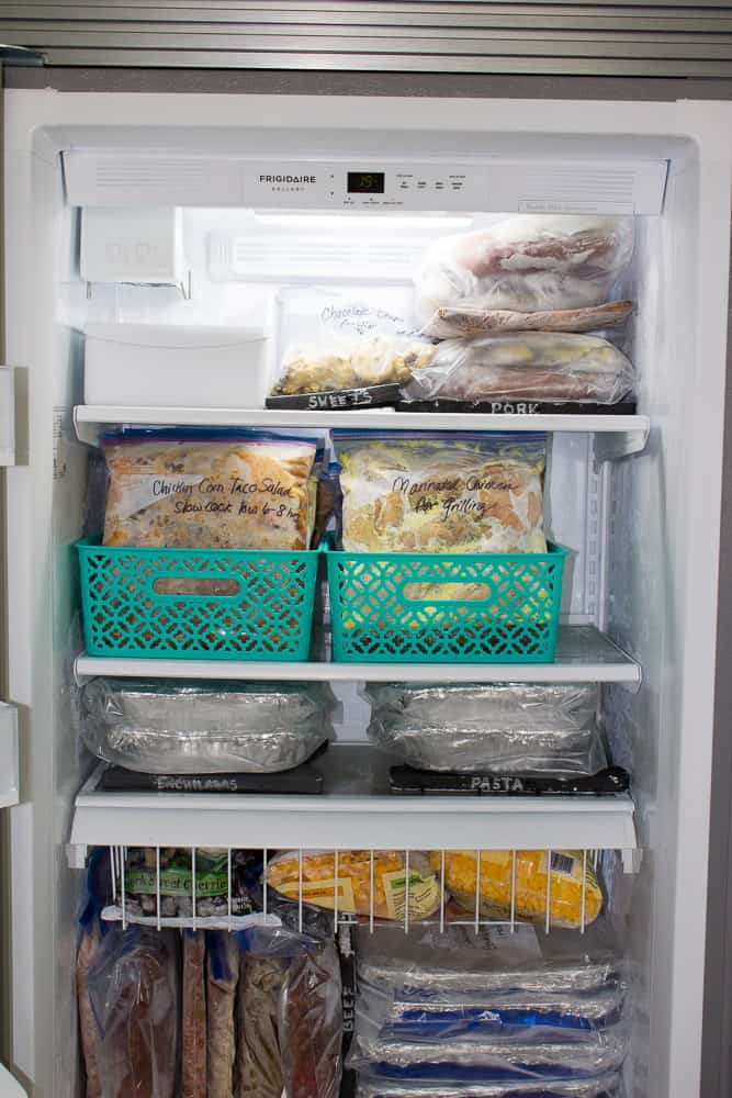 10 GENIUS ways to organize your freezer meals! There are some amazing tips here!