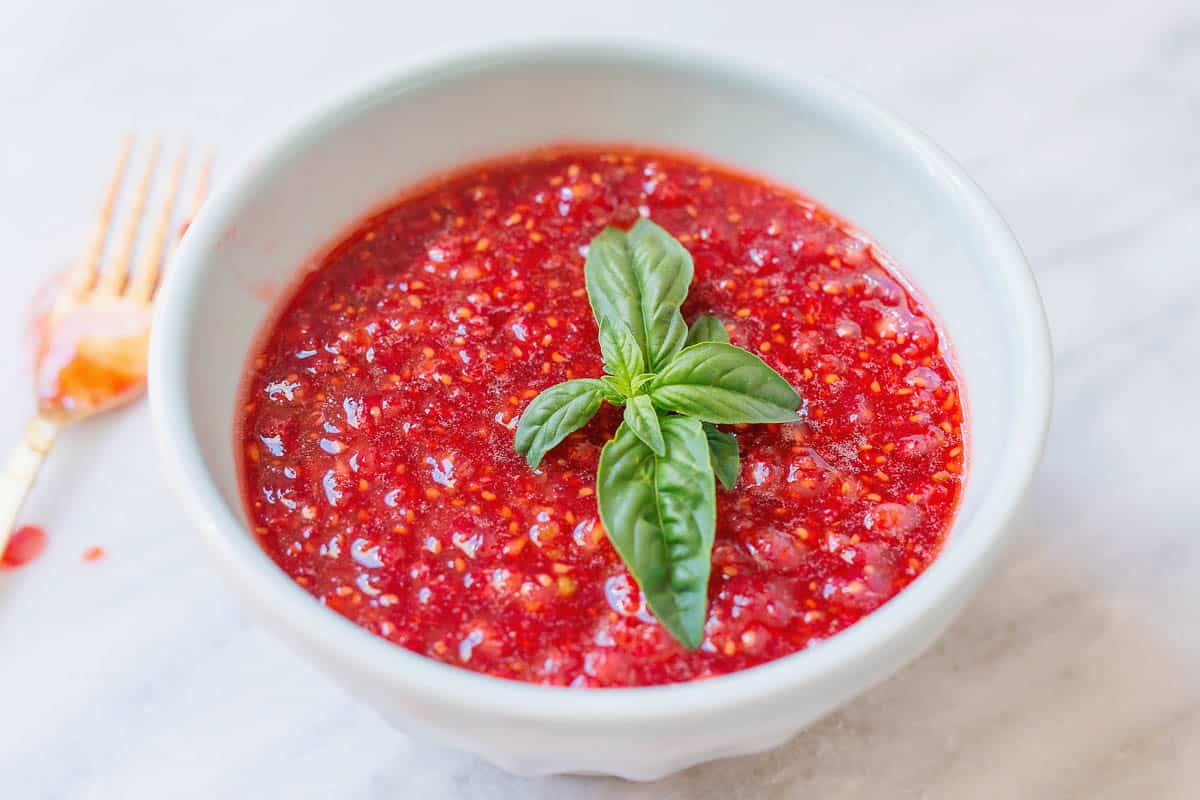 Beauty recipe using raspberries!!! This DIY Raspberry-Basil Body Polish made with skin-loving nutrients that make your skin look good enough to eat. 