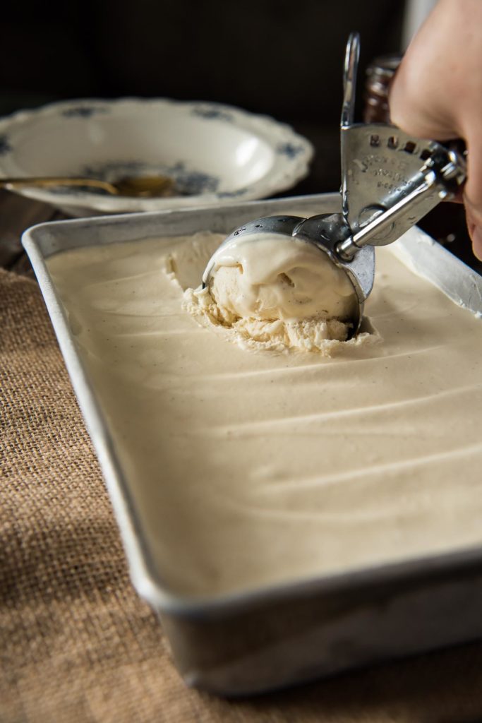 This No-Churn Homemade Vanilla Ice Cream recipe is SO easy - no extra appliances required! | happymoneysaver.com