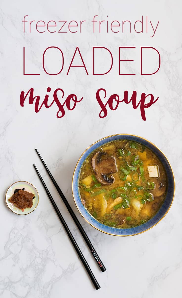 Miso suppe opskrift i en blå skål med spisepinde og miso pasta