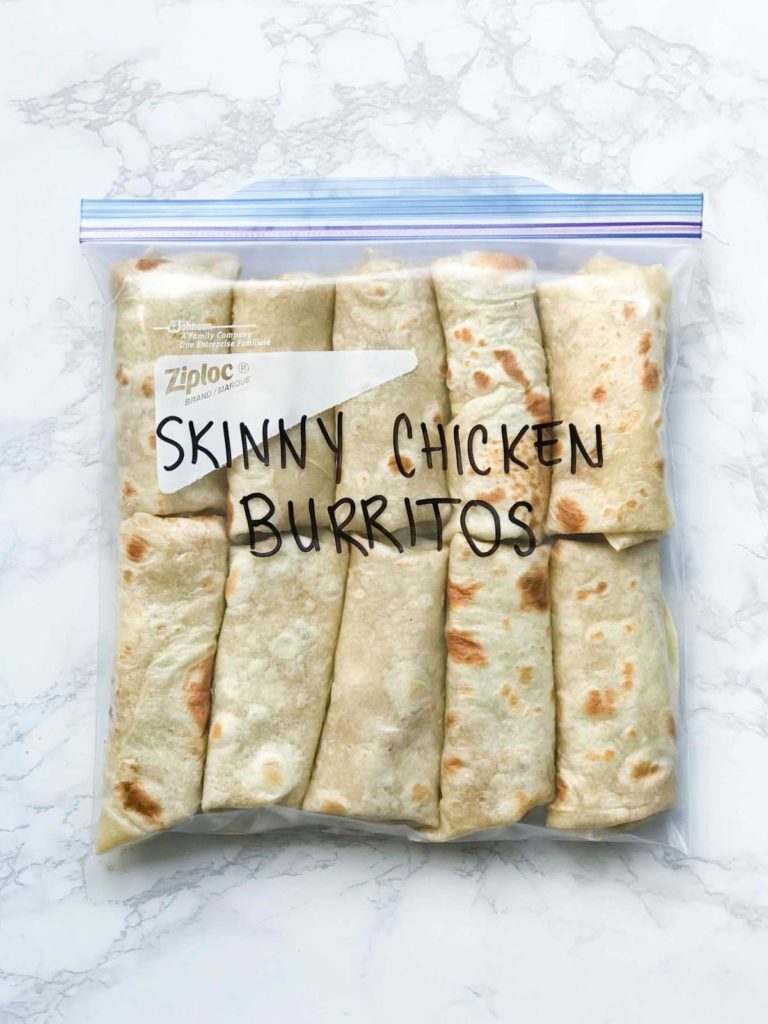 10 burritos num saco de congelador com rótulos de burritos de frango skinny escritos no exterior.