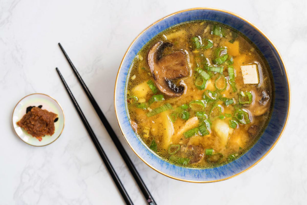 recette de soupe miso dans un bol bleu avec des baguettes