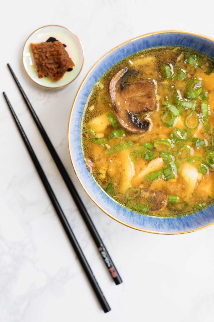 Cette soupe Miso chargée est pleine de protéines, de légumes et d'autres ingrédients satisfaisants qui rempliront et satisferont votre ventre.